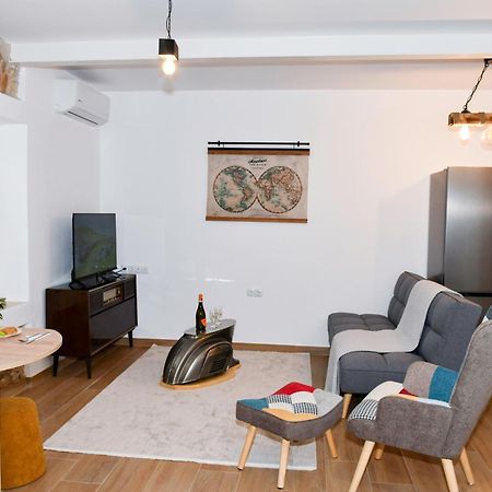 Captain Theo'S Modern Apartment Maria Lefkími Kültér fotó