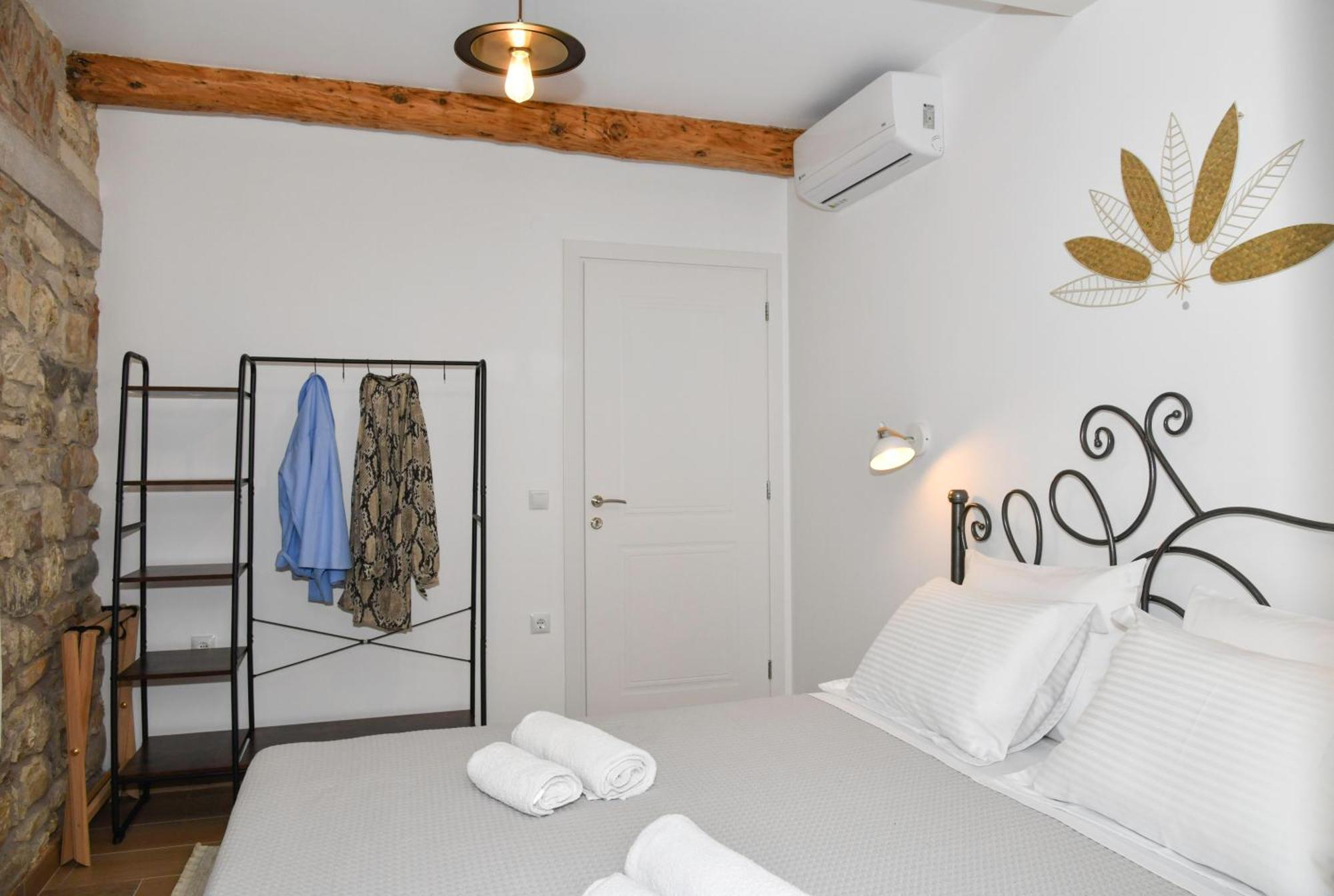 Captain Theo'S Modern Apartment Maria Lefkími Kültér fotó